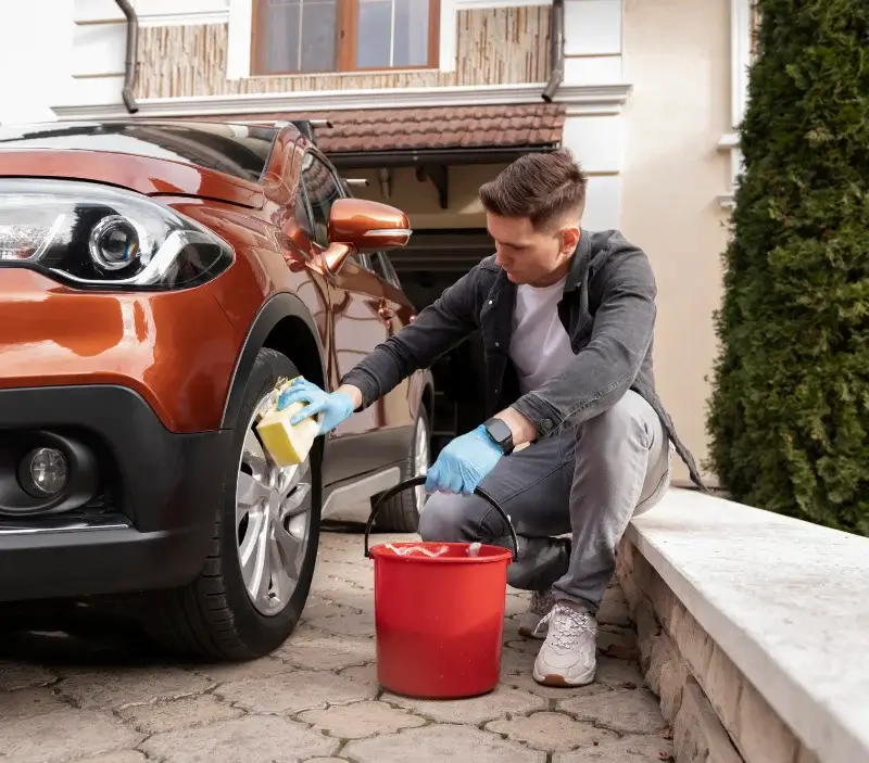 Lavage auto à domicile Oberhausbergen : professionnel intervenant sur un véhicule